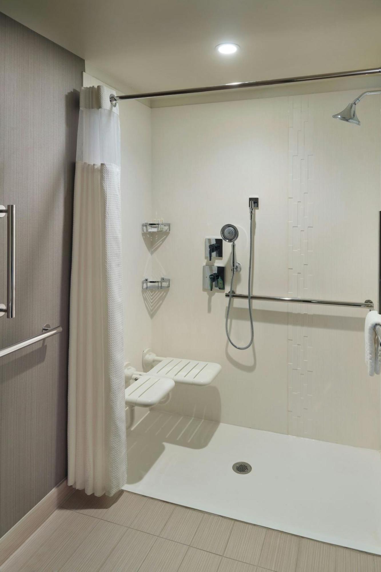 Courtyard By Marriott Lagrange Hotel Eksteriør billede