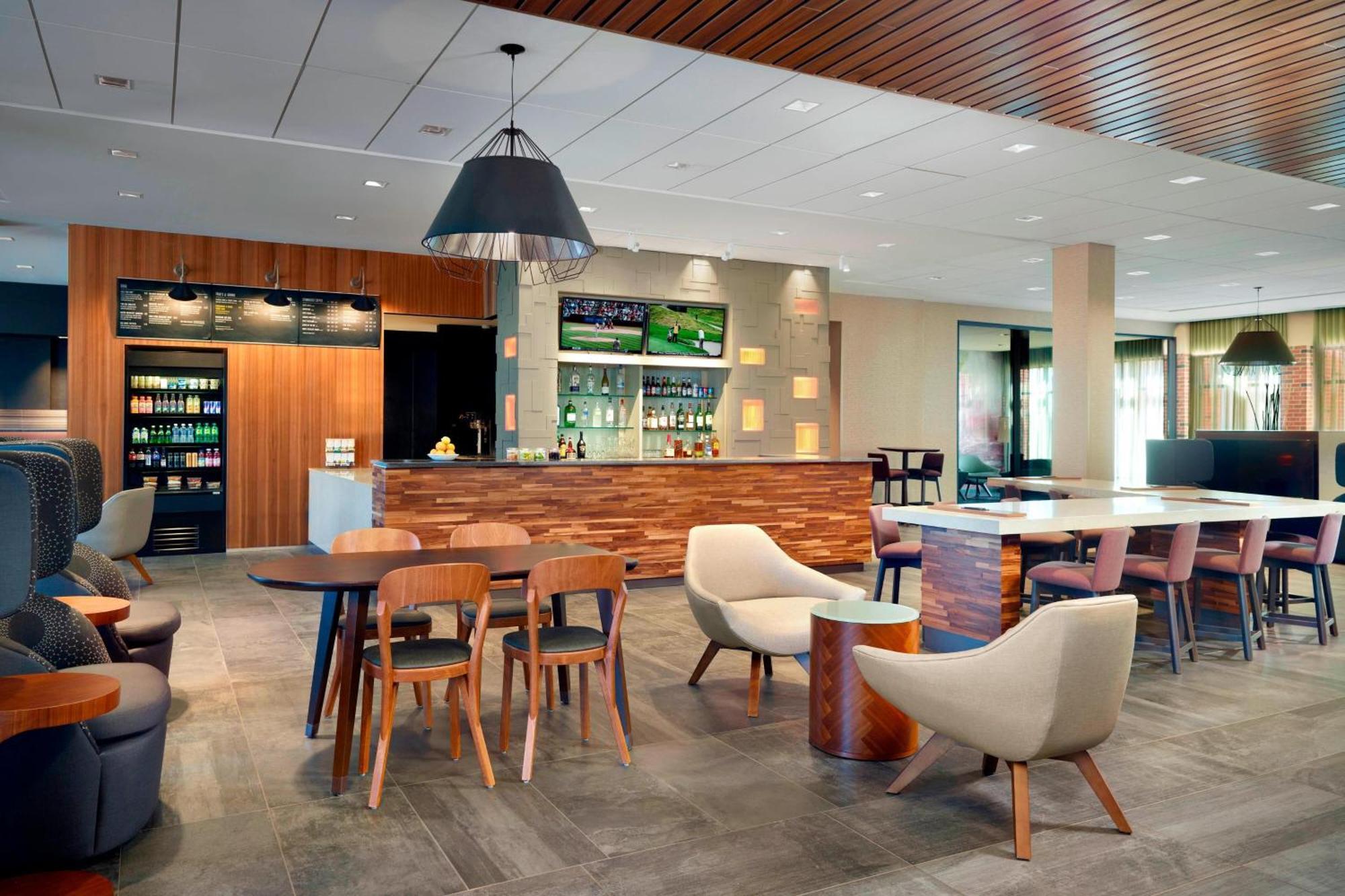 Courtyard By Marriott Lagrange Hotel Eksteriør billede