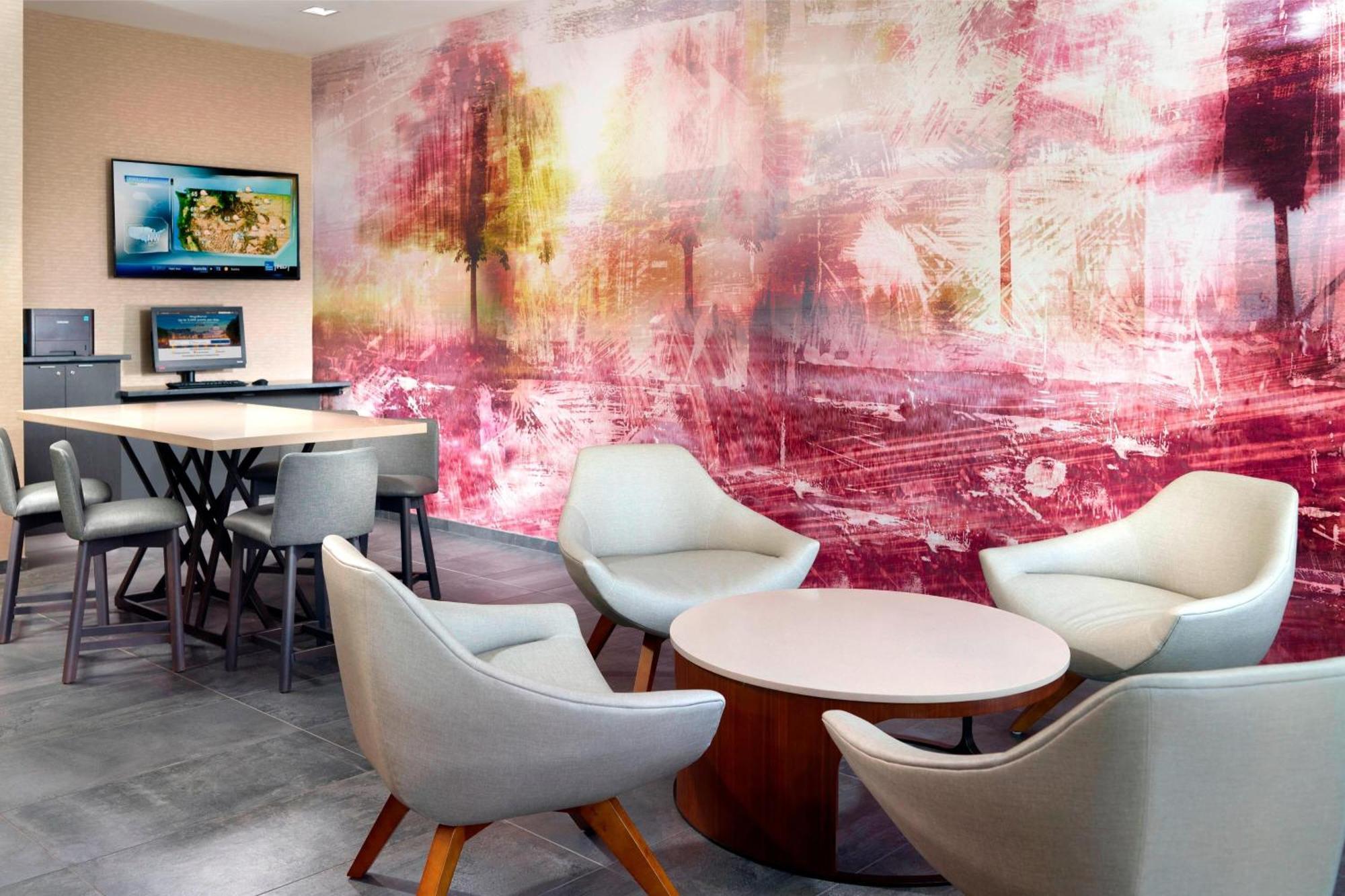 Courtyard By Marriott Lagrange Hotel Eksteriør billede