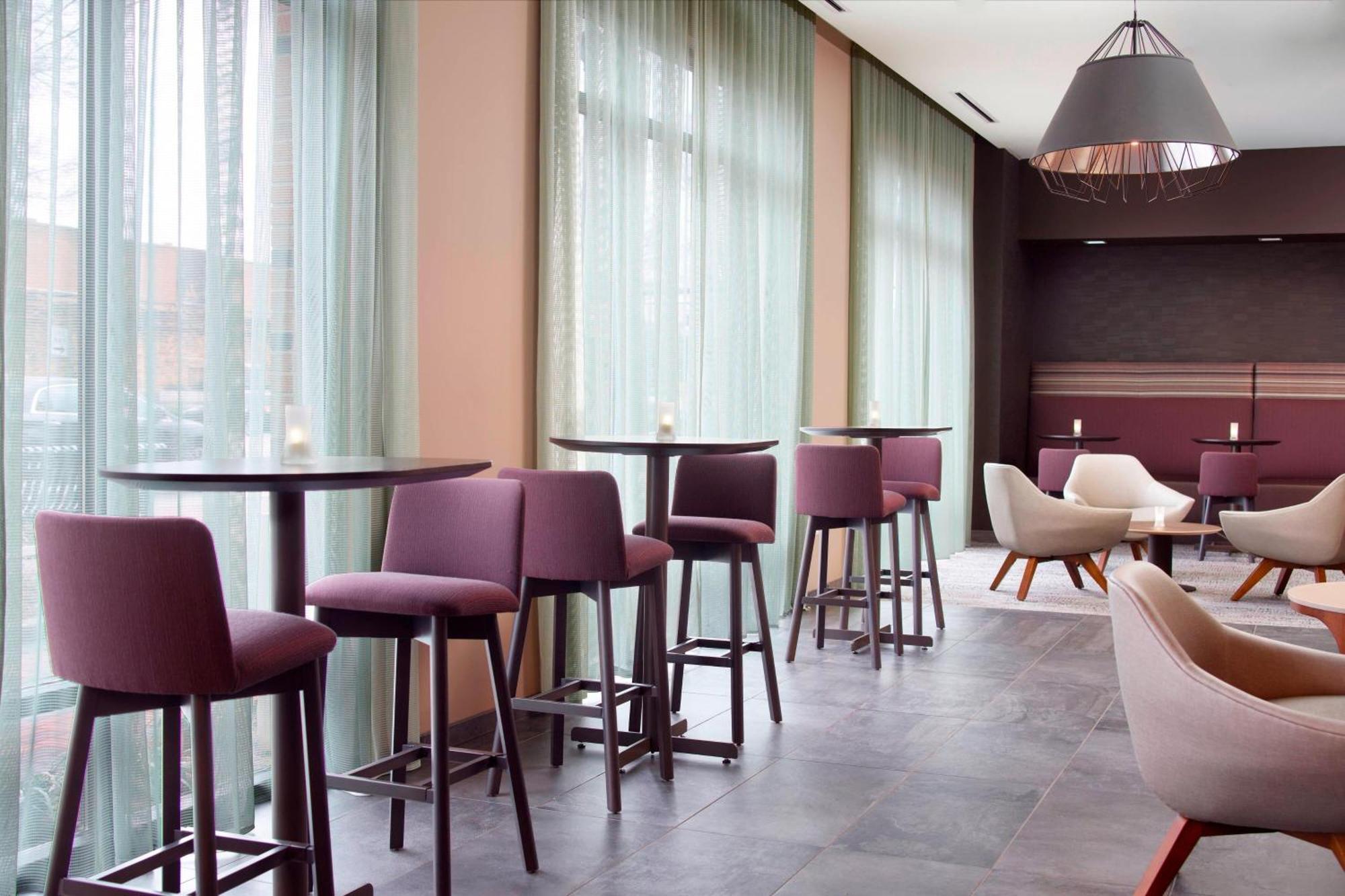 Courtyard By Marriott Lagrange Hotel Eksteriør billede