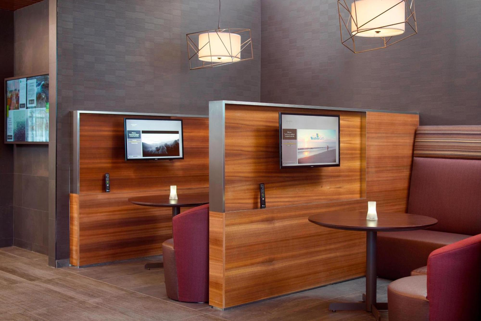 Courtyard By Marriott Lagrange Hotel Eksteriør billede