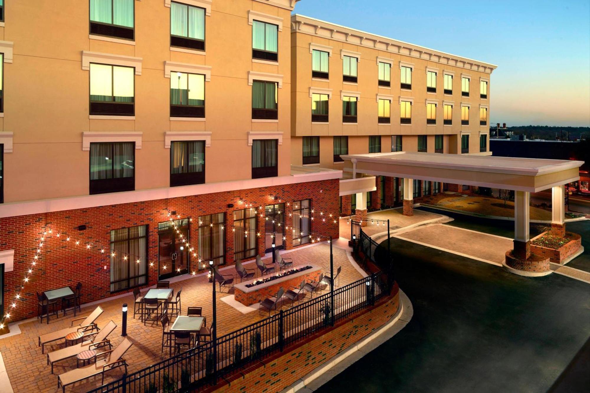 Courtyard By Marriott Lagrange Hotel Eksteriør billede