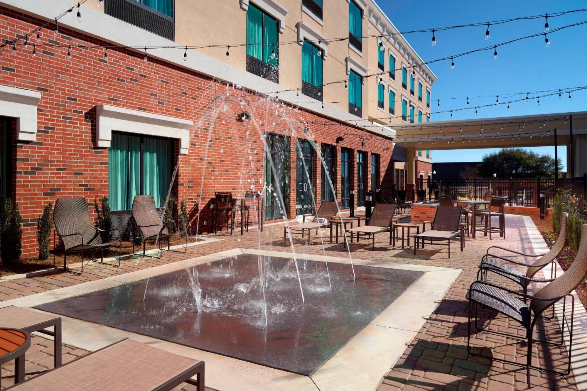 Courtyard By Marriott Lagrange Hotel Eksteriør billede
